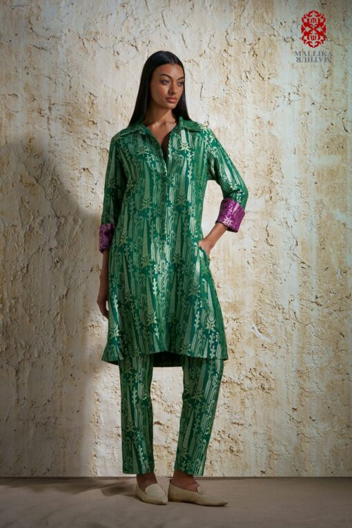 ‘Vriksha’ collared tunic and slim pants in munga silk