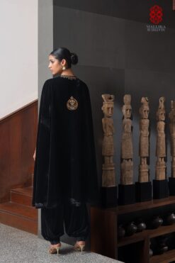 'Mahnoor' cape velvet black